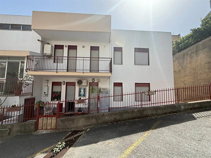 Appartamento con 6 locali in vendita in Messina, Messina