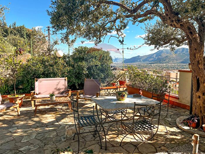 Casa con 10 locali in vendita in Via del Monte, Monreale