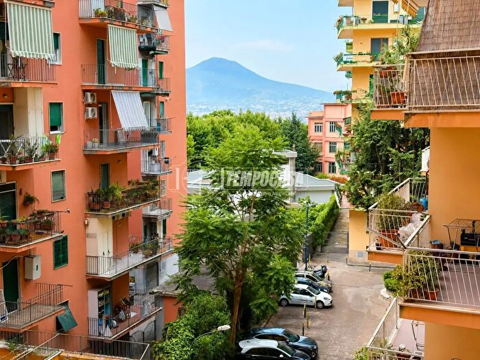 Appartamento con 5 locali in vendita in Via Bernardo Cavallino, Napoli