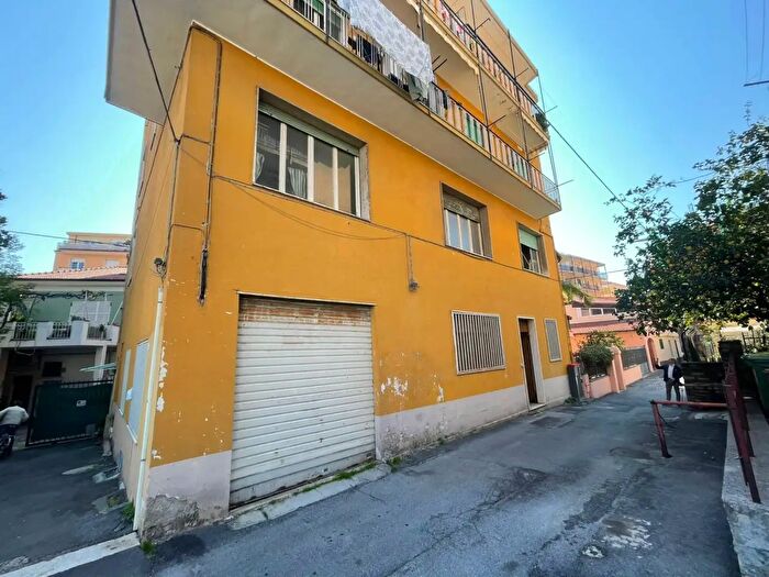 Appartamento con 5 locali in vendita in Via Asilo, Taggia