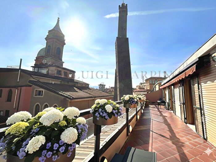 Casa trilocale in affitto in Via Luigi Zamboni, Centro Storico, Bologna