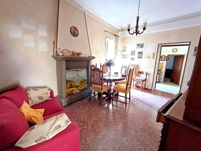 Appartamento con 6 locali in vendita in Largo Garibaldi, Caprarola