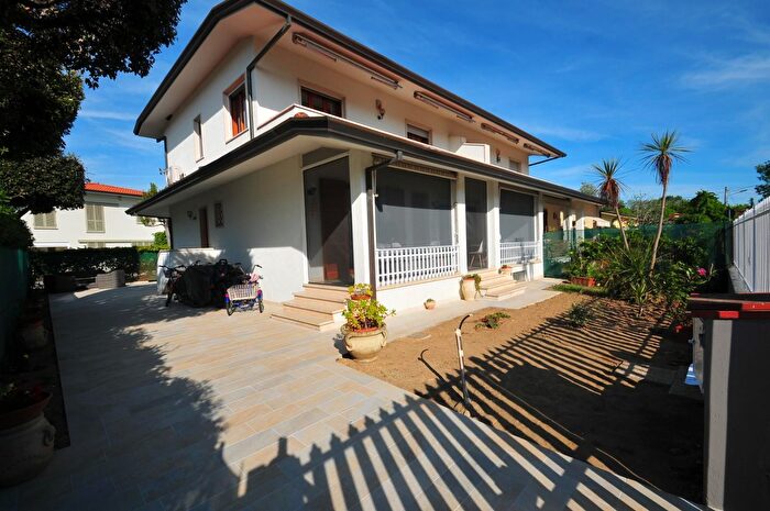 Casa con 10 locali in vendita in Pietrasanta