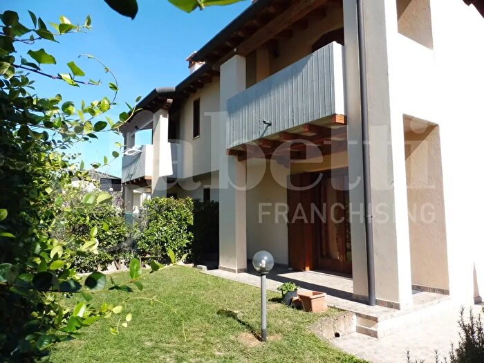 Casa con 9 locali in vendita in Bassano Del Grappa