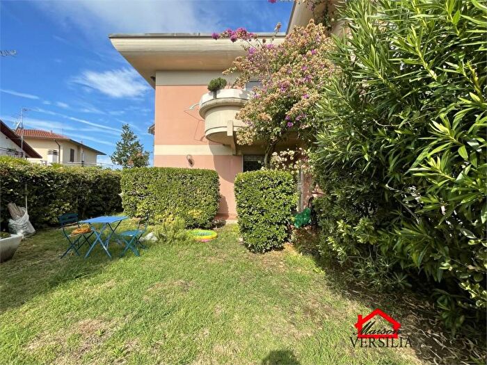 Appartamento quadrilocale in affitto in Marina di Massa Centro, Massa