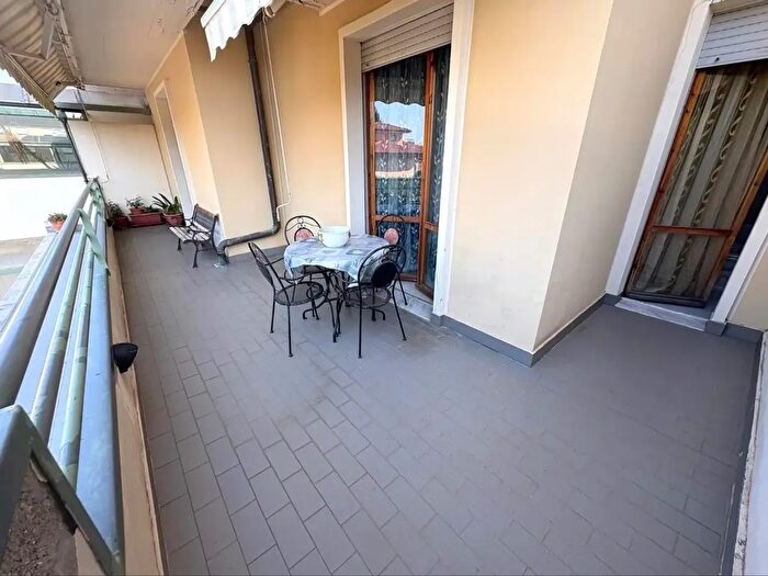 Appartamento con 5 locali in vendita in Montignoso