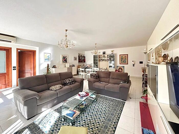 Appartamento trilocale in vendita in Via Romualdo Montagna, Cosenza