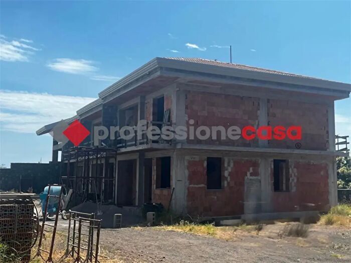 Casa con 5 locali in vendita in Aci Sant'Antonio