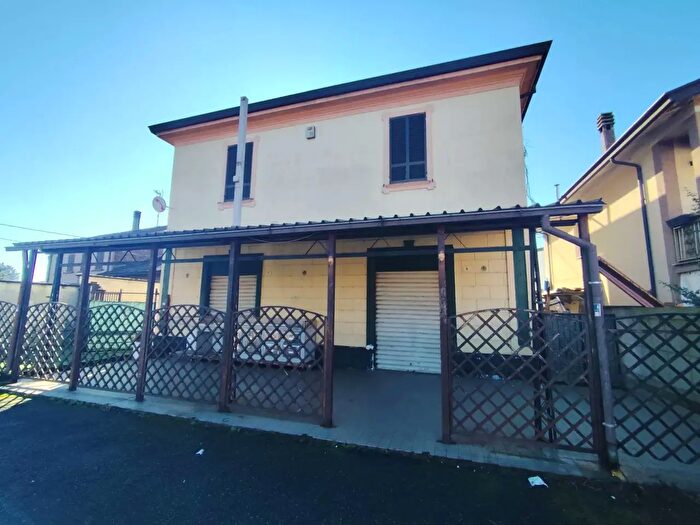 Casa con 8 locali in vendita in Via Milano, Pontenure