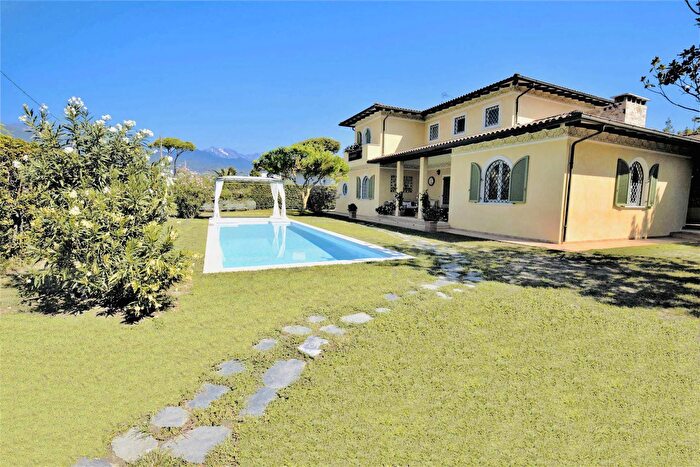 Casa con 14 locali in affitto in Forte Dei Marmi