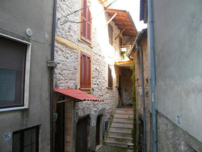 Casa quadrilocale in vendita in Via Vittorio Emanuele, Vico Nel Lazio