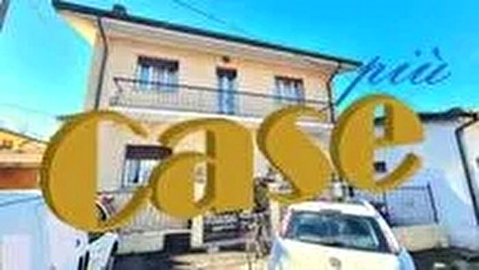 Casa con 7 locali in vendita in Camaiore