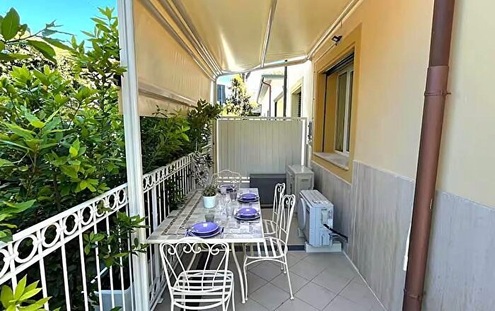 Appartamento con 5 locali in affitto in Ia Vincenzo Bellini, Pietrasanta