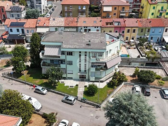 Appartamento trilocale in vendita in Via Solferino, Verona