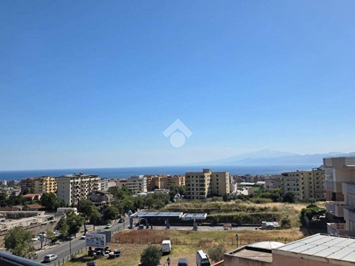 Appartamento trilocale in affitto in Diramazione Caprai, Modena San Giorgio Extra, Reggio Calabria