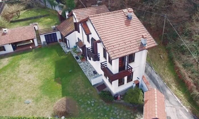 Casa quadrilocale in vendita in Arona