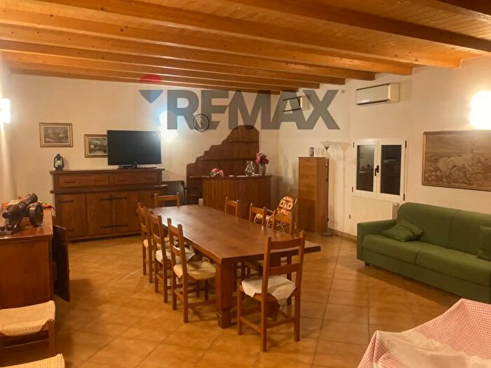 Casa con 10 locali in vendita in Via Alpone, Buttapietra