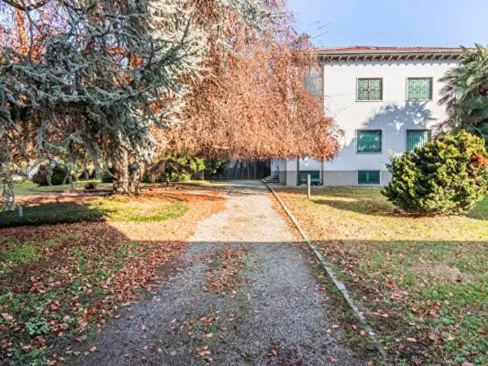 Appartamento quadrilocale in vendita in Via Luigi Cadorna, Carugo