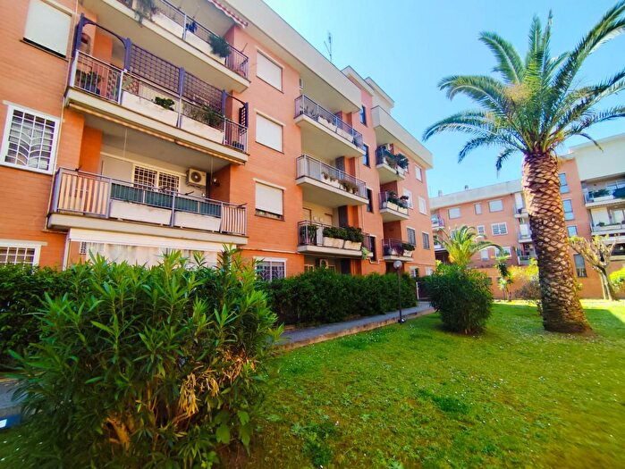 Appartamento trilocale in vendita in Via Carmelo Maestrini, Roma