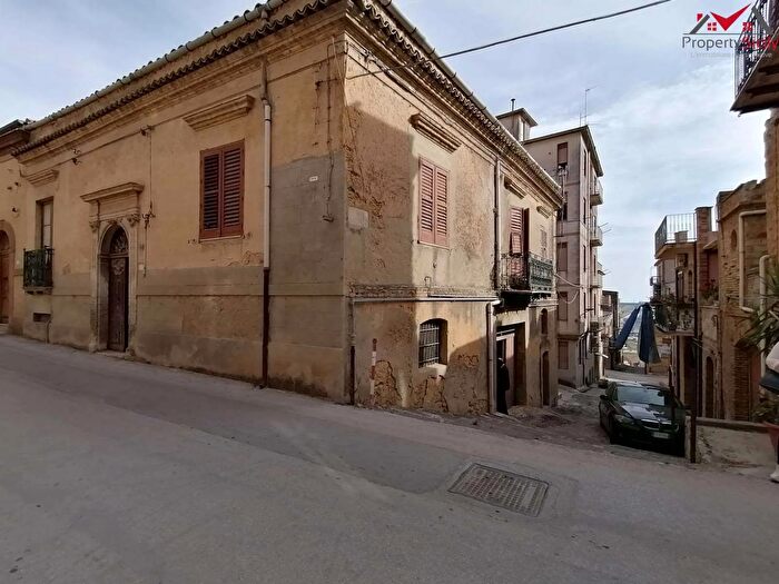 Casa con 6 locali in vendita in Via Diaz, Naro