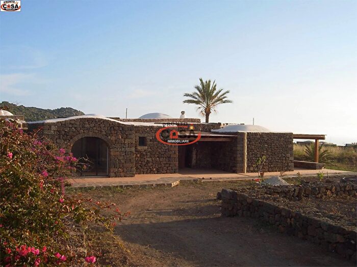 Casa con 5 locali in vendita in Pantelleria