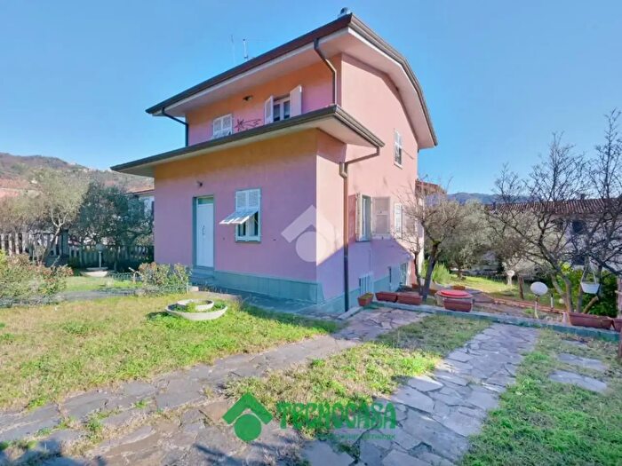 Casa con 8 locali in vendita in Via Pozzacchera, Follo