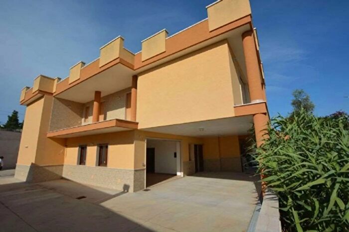 Casa con 8 locali in vendita in Leonardo da Vinci, Cisternino