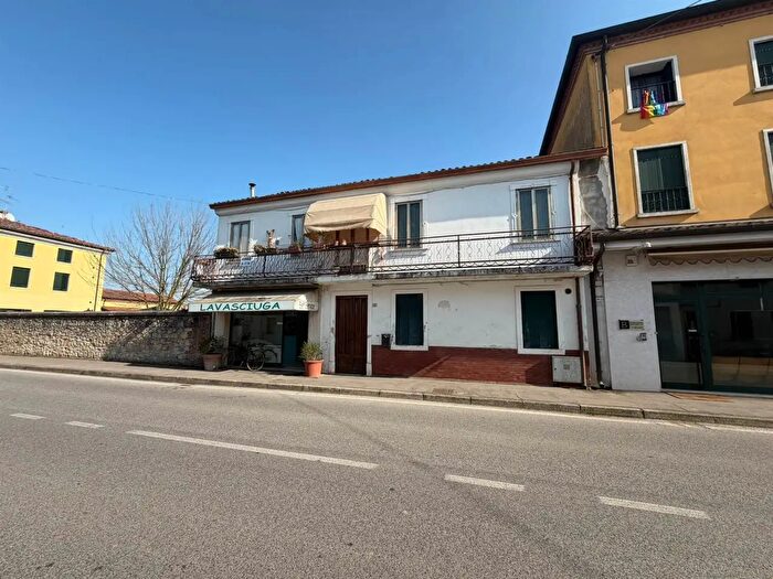 Casa con 9 locali in vendita in Poiana Maggiore
