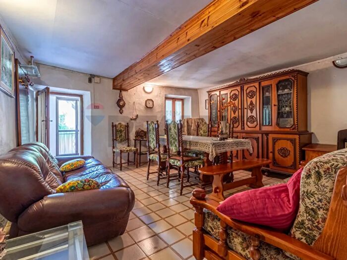 Casa con 8 locali in vendita in Frazione Giunchio, Ailoche