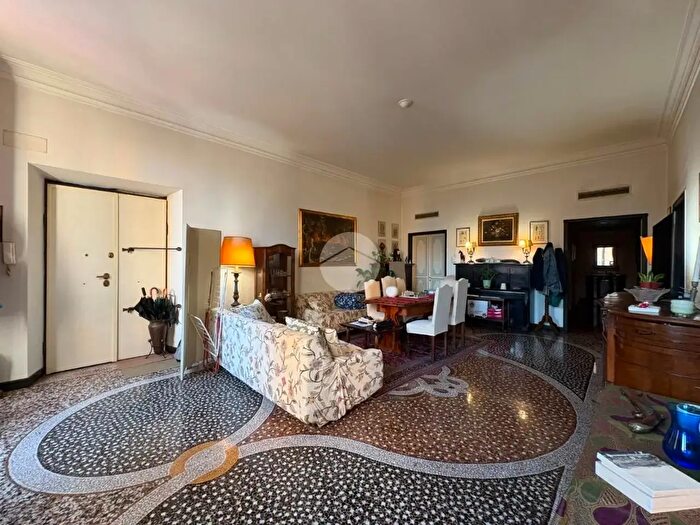 Appartamento con 6 locali in vendita in Via Sampierdarena, Genova