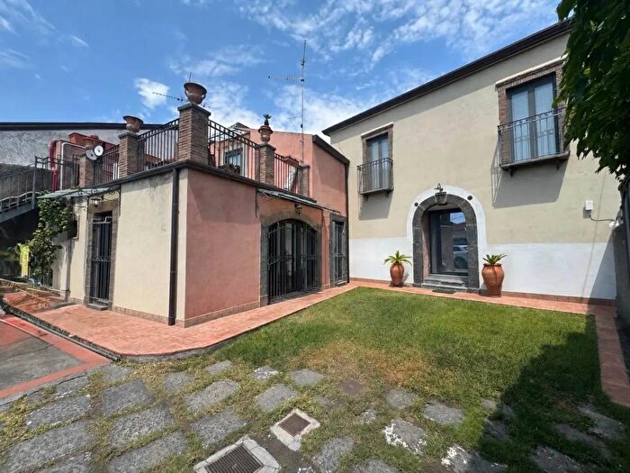 Casa con 8 locali in vendita in Mascalucia