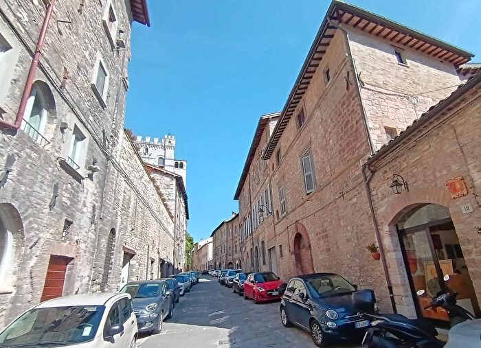 Appartamento con 8 locali in vendita in Via Ubaldo Baldassini Gubbio, Gubbio