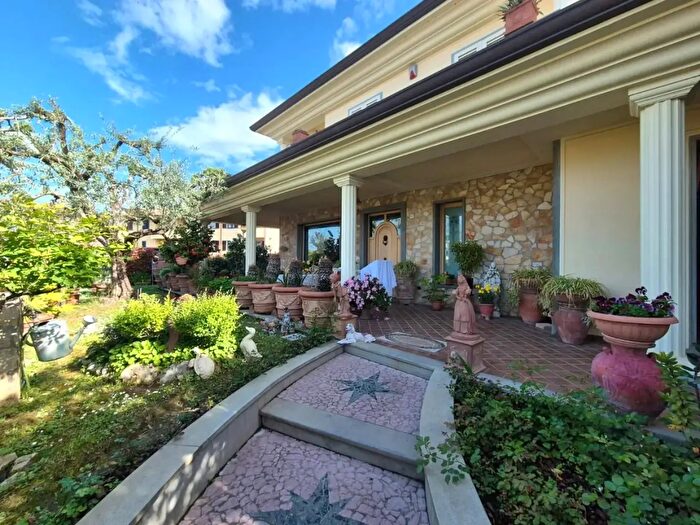 Casa con 7 locali in vendita in Camillo Benso Conte di Cavour, Altopascio