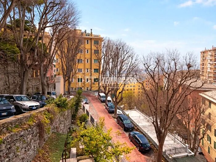 Appartamento con 6 locali in vendita in Salita San Francesco da Paola, Genova