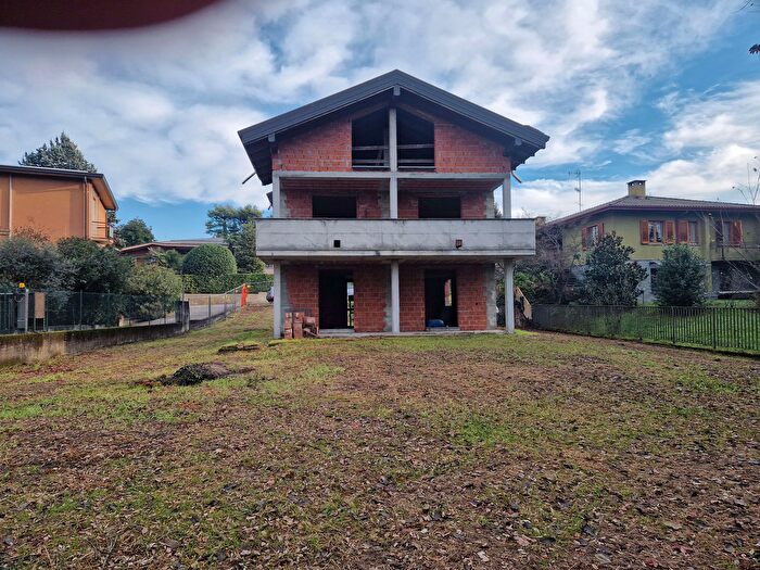 Casa con 5 locali in vendita in Via Montello Snc, Buguggiate