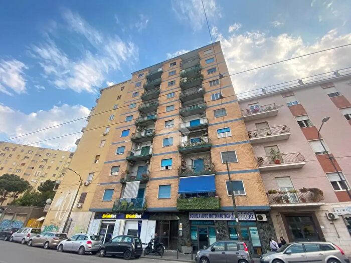 Appartamento trilocale in vendita in Corso Arnaldo Lucci, Napoli