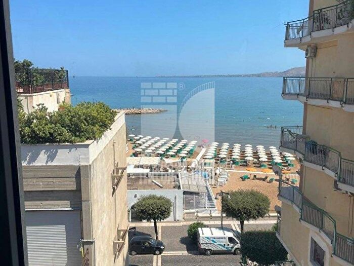 Appartamento trilocale in affitto in via interna marina, Centro, Crotone