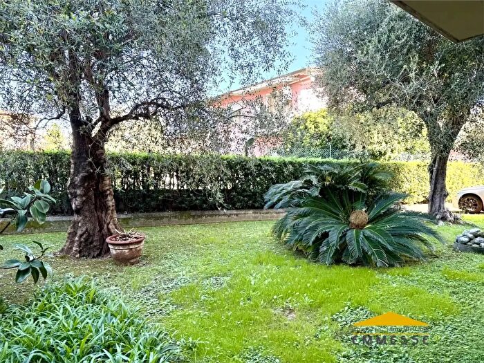 Appartamento con 5 locali in vendita in Massa