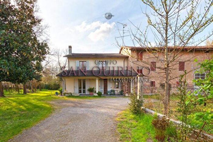 Casa con 6 locali in vendita in Via Colombo, Novellara