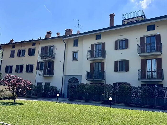 Appartamento trilocale in vendita in Via Mazzini, Lesmo