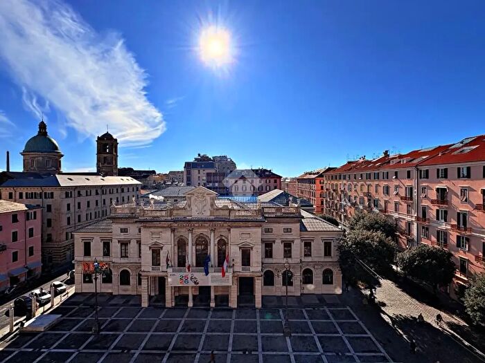 Appartamento con 8 locali in vendita in Piazza Sisto IV, Savona