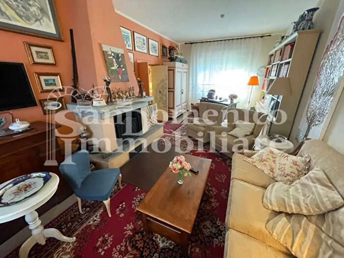 Casa con 8 locali in vendita in Cascina