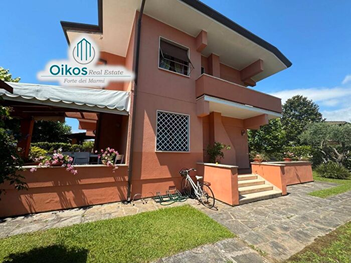 Casa con 6 locali in affitto in Via Francesco Carrara, Centro, Forte dei Marmi