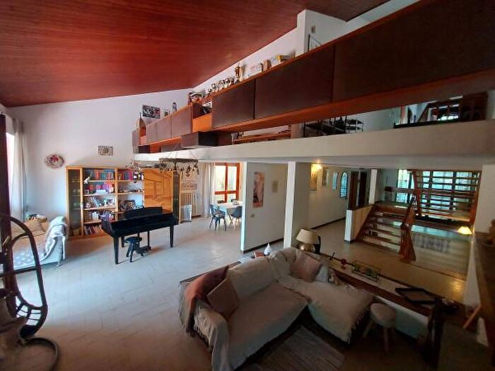 Casa con 6 locali in vendita in Vernio