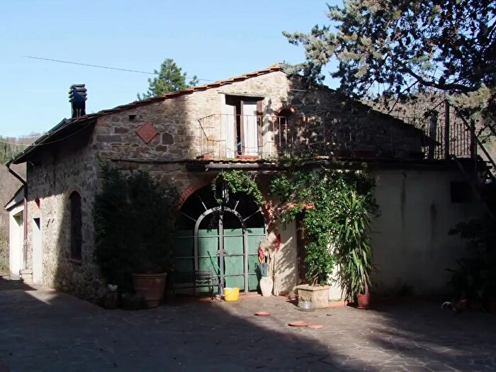 Casa con 18 locali in vendita in Rufina