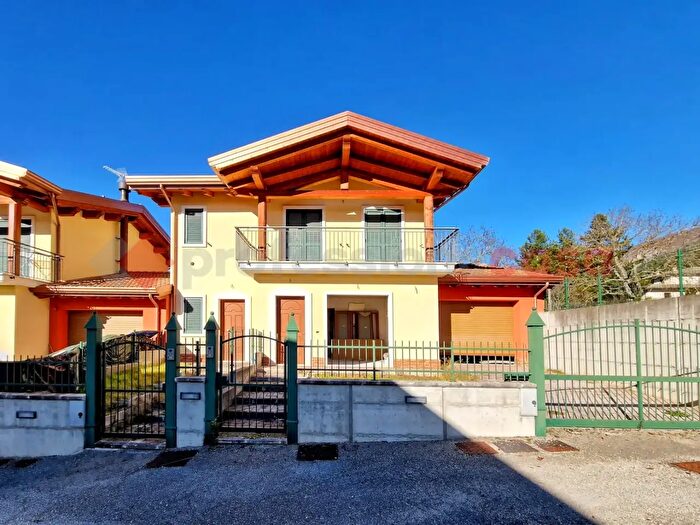 Appartamento trilocale in vendita in Via Villa Perilli Snc, Pizzoli