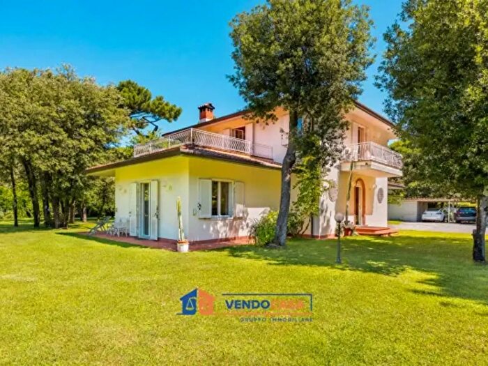 Casa con 6 locali in vendita in Forte Dei Marmi