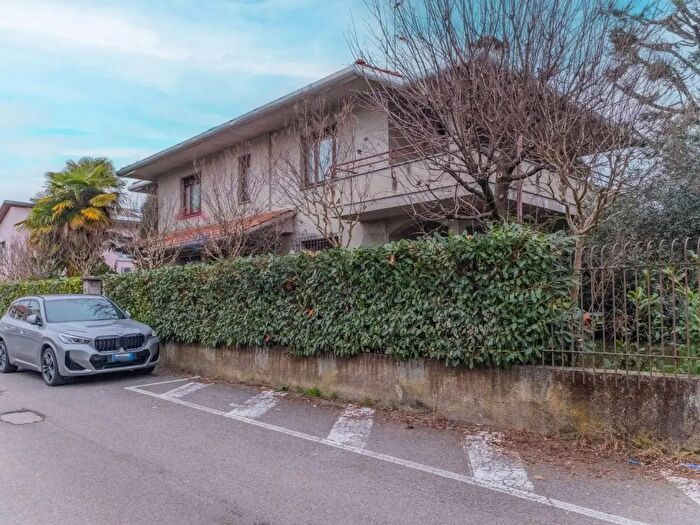 Casa con 12 locali in vendita in Via Monte Nero, Canegrate