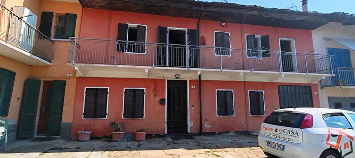 Casa con 8 locali in vendita in Monta