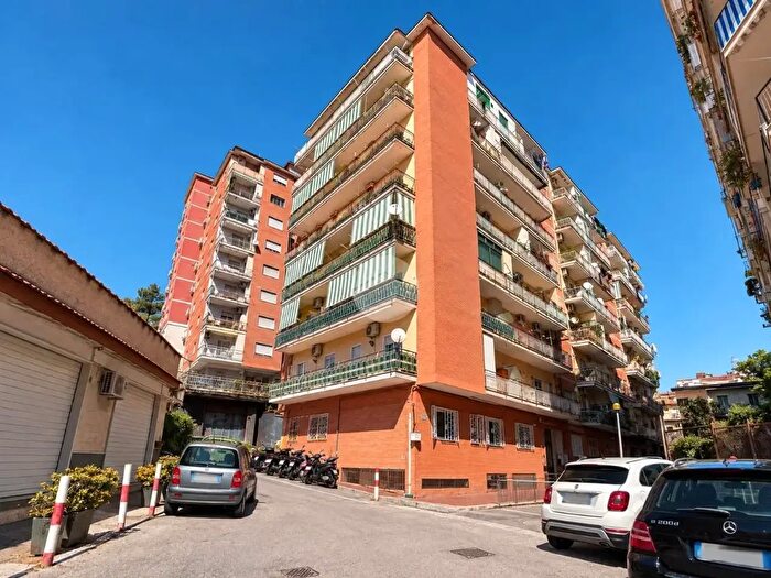 Appartamento con 5 locali in vendita in Via Terracina, Napoli